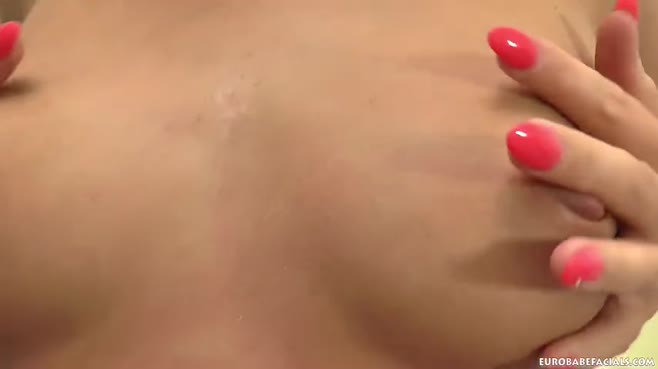 Дама в вульгарном нижнем белье сосет хер крупным планом со спермой на лицо