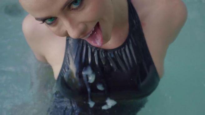 Жопастая блондинка отсосала толстый член любовника в бассейна