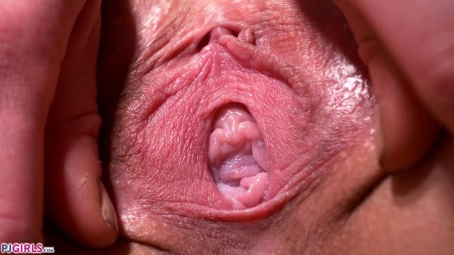 Девушка показывает свою девственную киску крупным планом на кухне