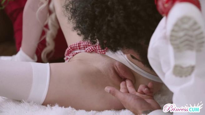 Мулат трахнул белую блондинку с маленькими сиськами