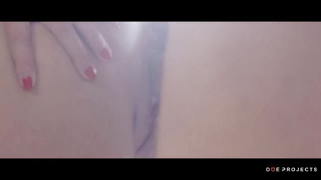 Брюнетка делает классный отсос парню перед работой