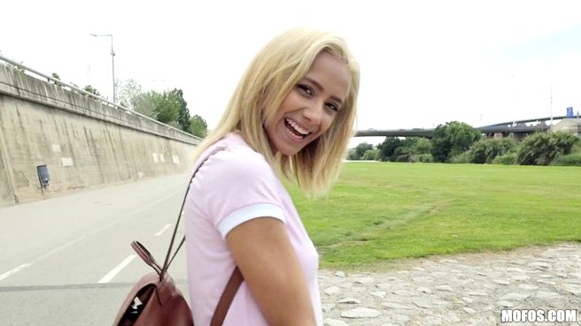 Девушка на улице присела бритой пилоткой на член пикапера и глотнула спермы