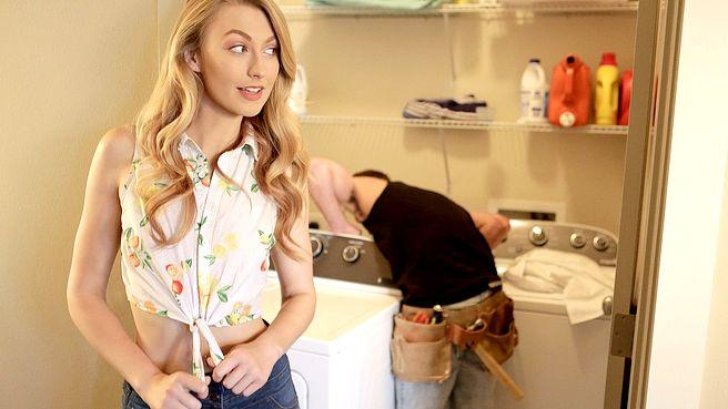 Красивый секс с очаровательной блондинкой на белом диване